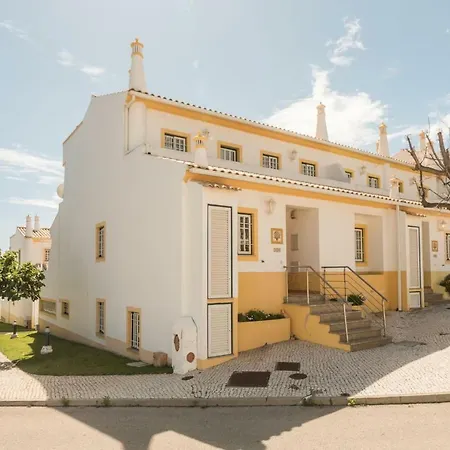 Lovelystay - Wonderful In Private Condominium With Pool